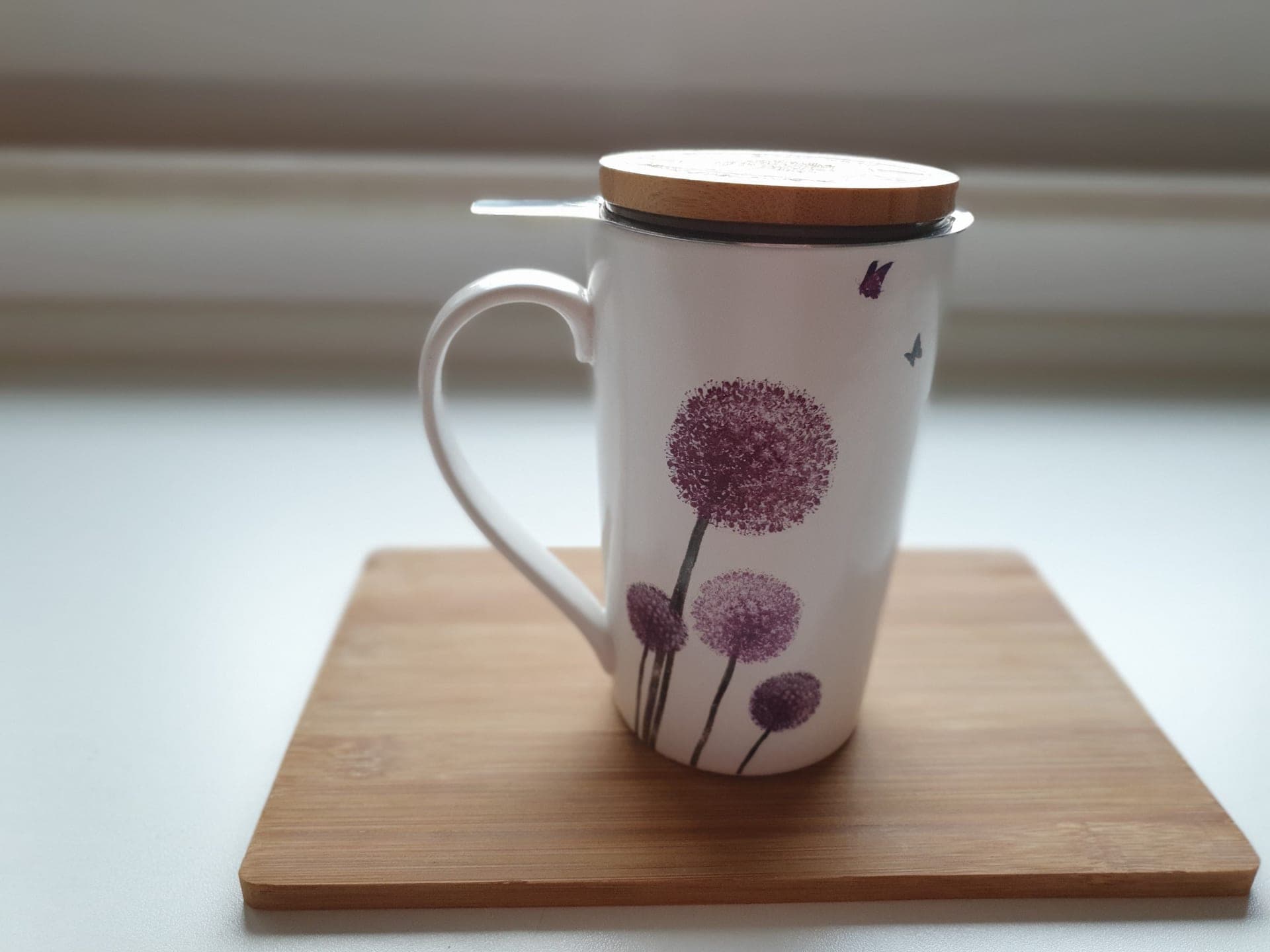 Ceramic mug with a tea infuser and matching lid